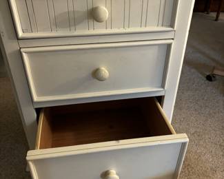 This image shows the depth of the drawer.