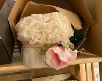 Great selection of vintage hats