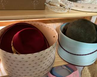 Large selection of vintage ladies' hats