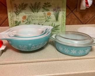 Vintage Pyrex Amish Butterprint set of 4 nesting bowls and Vintage Pyrex turquoise Snowflake oval casserole