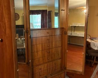 Wardrobe cabinet interior