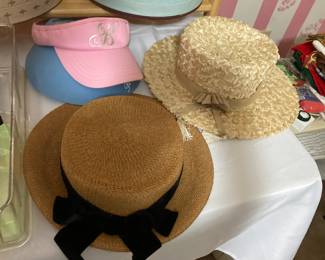 Large selection of vintage ladies' hats