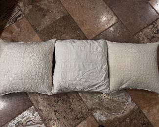 Decorative cotton pillows.