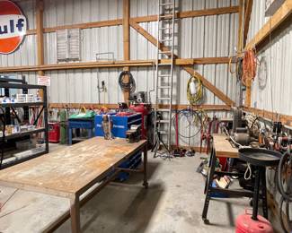 HEAVY METAL ROLLING TABLE WITH VISE, EXTENDING LADDER