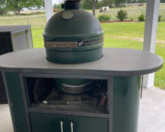 BIG GREEN EGG BBQ PIT WITH STAND