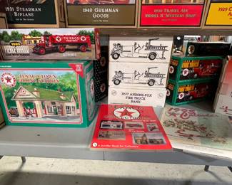TEXACO TOWN FILLING STATION, TEXACO COLLECTIBLES BOOK