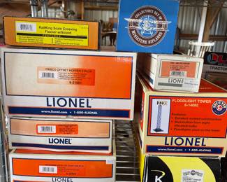 RAILKING SCALE CROSSING FLASHER W/SOUND, FRISCO OFFSET HOPPER 3 PACK, OPERATING LOG DUMPCAR, WEYERHAEUSER LOG DUMP CAR 116, ERIE BOXCAR, CHESSIE EXTENDED VISION CABOOSE, FLOODLIGHT TOWER, RINGLING BROTHERS ADVERTISING CAR