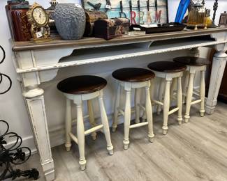Cool Bar With 4 Stools