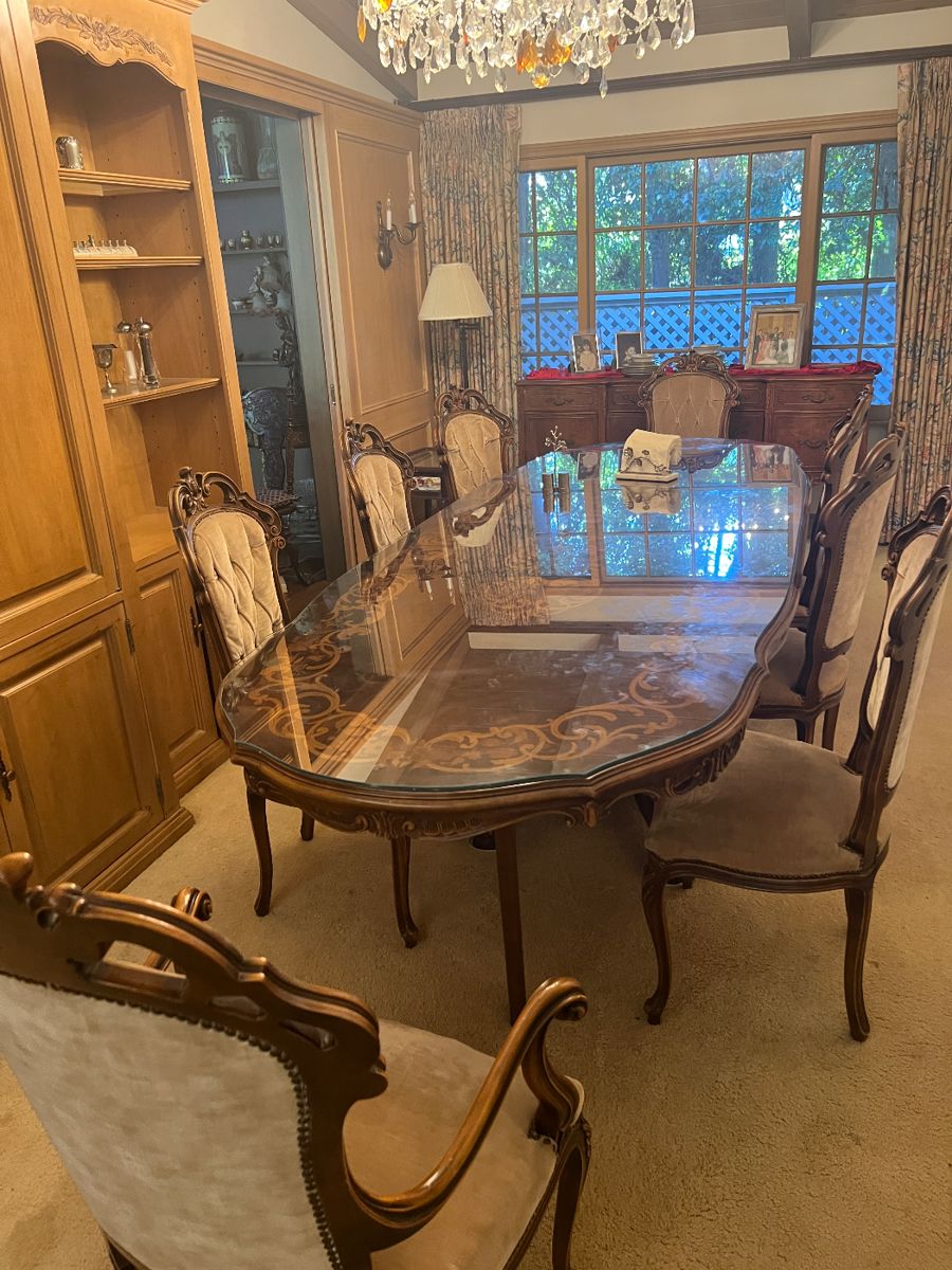 Italian Dinning set
2 removable leaflets
Adjusts the table size from 6 to 8 to 10 sitting space
8 Chairs
2 Armchairs