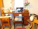 BEAUTIFUL VINTAGE SEWING MACHINE