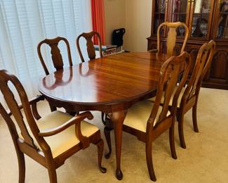 BEAUTIFUL Dining room table with 6 chairs and 2 leafs