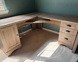 Corner desk
