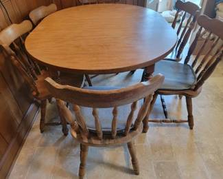 Vintage kitchen table with leaf and 6 chairs