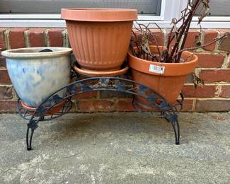 D51 - $10. Iron Planter Stand.