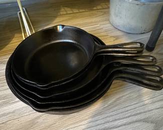 Overview of Cast Iron Pans that are all in really great condition!