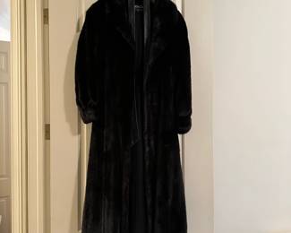 D1 - $450. Givenchy Haute Fourrure. "Blackglama - World's Finest Dark Ranch Mink". No Size Tag - Looks to be a size large. No issues noted.