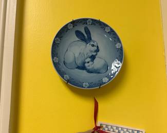 D163 - $10. Mother Rabbit & Her Baby. 1985. Royal Copenhagen Plate.