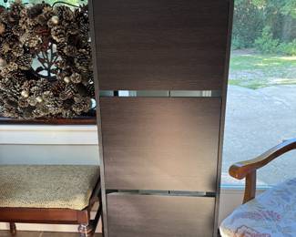 Shoe cabinet