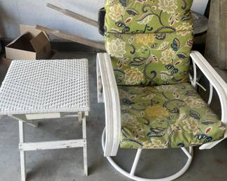 Single patio chair and table