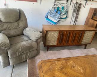 Like New recliner, vintage turntable stereo(not working)
