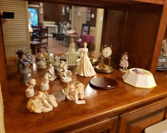 FIGURINES