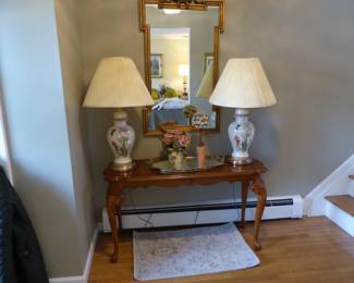 Console table, pair of lamps, gold frame mirror