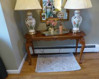 Console table, pair of lamps, gold frame mirror