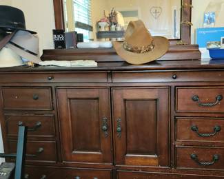 Dresser w/mirror