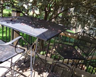Bistro outdoor table & 2 stools