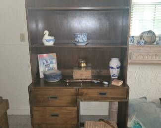 Desk w/hutch