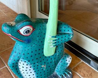 Patio Frog with Leaf