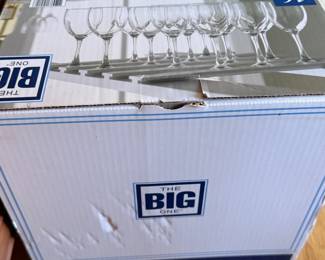 The BIG One 16-piece set of drinkware