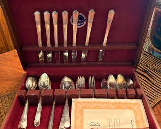 Flatware set