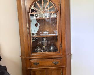 Corner cabinet