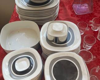 Stylish dinner ware set