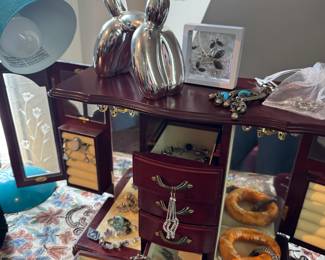  balloon dog, and Jewlery