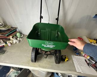 Lawn spreader