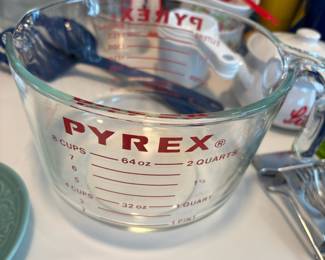 Pyrex 2 Quart Measuring Cup