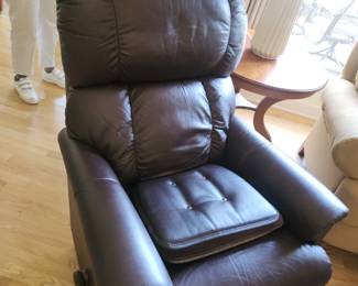 Beautiful.
Leather lift and reclines