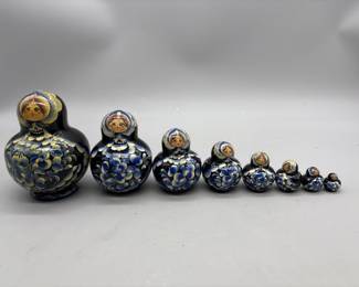 (8) Nesting Russian Matryoshka Dolls