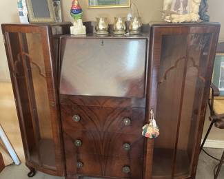 Secretary with amazing detail