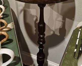 Pedestal table