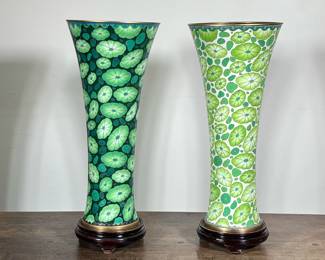 (2pc) CONTEMPORARY JAPANESE CLOISONNÉ TAPERING VASES | Pair of green lily pad cloisonné vases on wood stands with unique overall pattern
Dimensions: h. 16.75 x dia. 7 in (w/ stand)