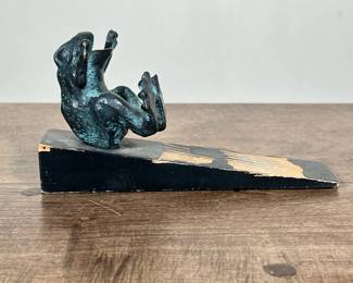 FROG DOORSTOP | Wood doorstop with cast brass frog
Dimensions: h. 3.25 x w. 2.5 x l. 6.25 in.