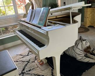 YAMAHA WHITE BABY GRAND PIANO