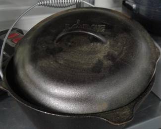 Large Lodge Cast Iron Dutch Oven with Spring Handle #10