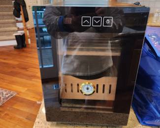 Cigar humidor