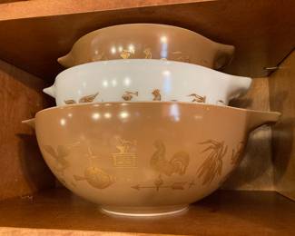 vintage Pyrex mixing bowl set
