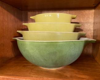 dishwasher-ed Pyrex mixing bowl set