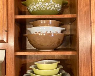 vintage Pyrex mixing bowls